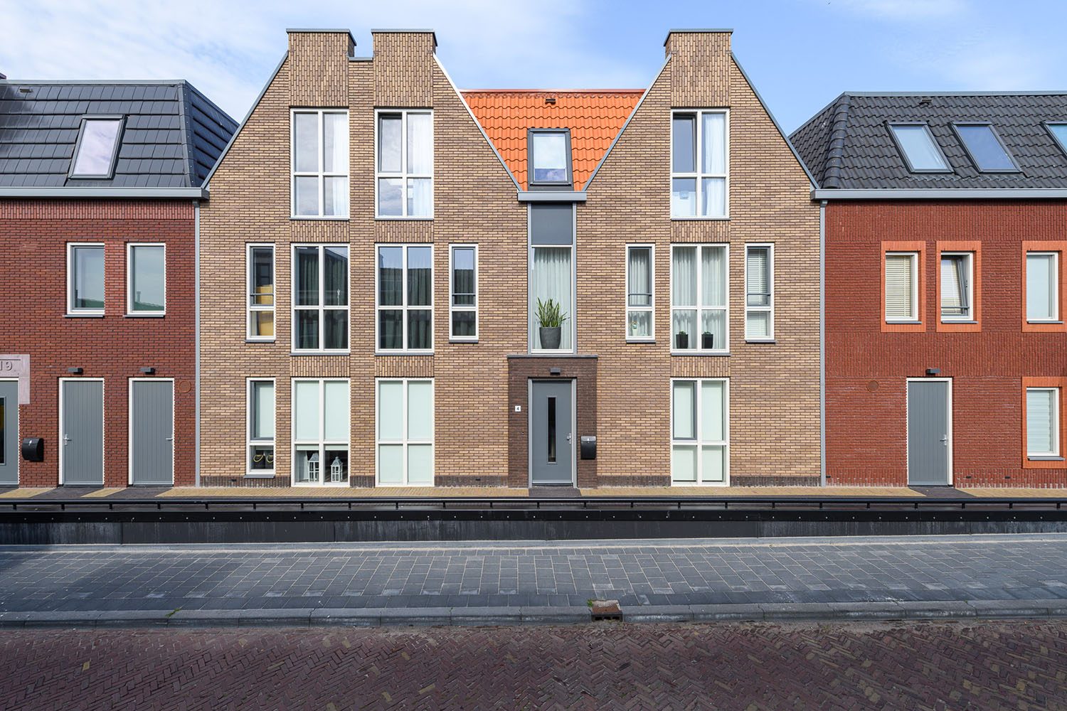 Dukdalf harlingen – Aberson – gevelstenen – vooraanzicht Dukdalf harlingen - Aberson - gevelstenen - vooraanzicht
